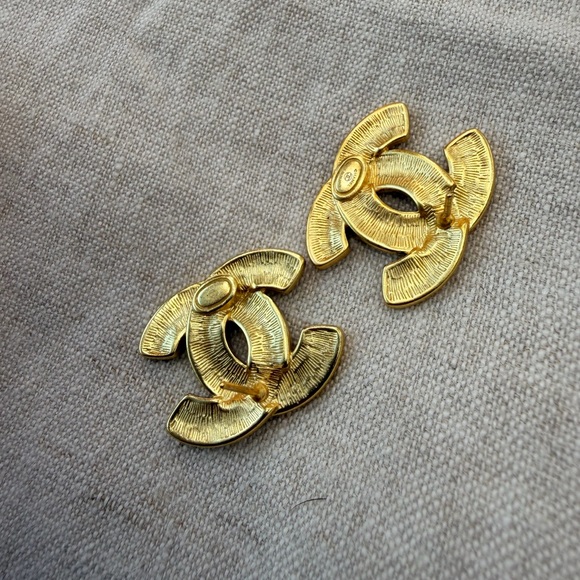💛Vintage Chanel Gold Quilted CC Logo Statement Earrings✨ - Picture 9 of 13